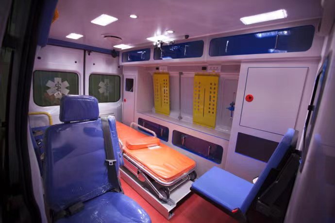 安全接送病人回家，随时拨打救护车电话，让转运无忧