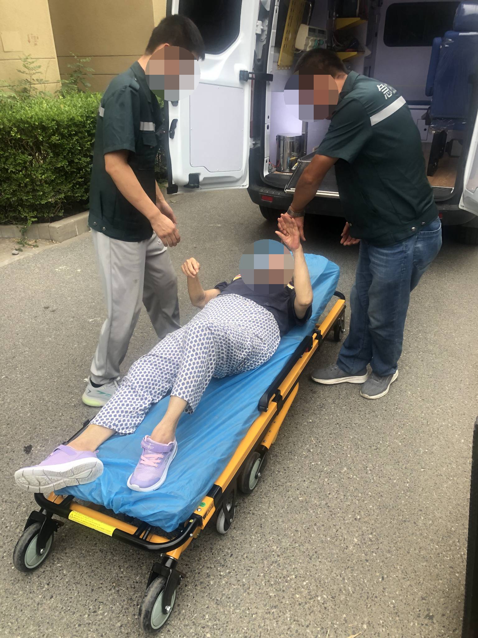 从医院到家：黔江区安全护送的秘密，拨打这个电话让一切无忧